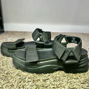 H&M Divided Sandal Platform Black Faux Leather Adjustable Straps Size 39/8.5 US